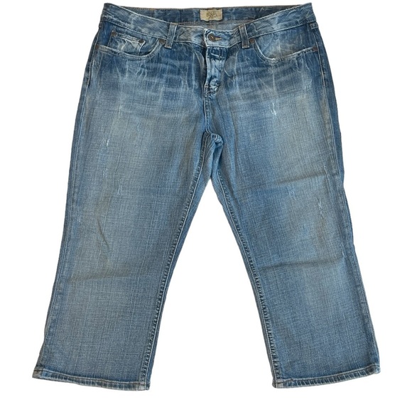 BKE Jeans Medium Wash Lightly Distressed Capri Pants Women's 33 - Picture 1 of 8